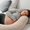 Coussin de maternité Buddy Corduroy Sand Doomoo Ambiance 6