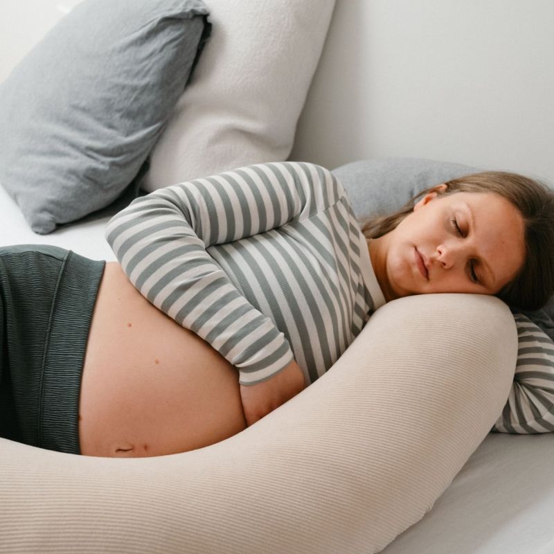 Coussin de maternité Buddy Corduroy Sand Doomoo Ambiance 6
