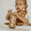 Bavoir en silicone Coeurs Caramel Atelier Wagram Ambiance 2