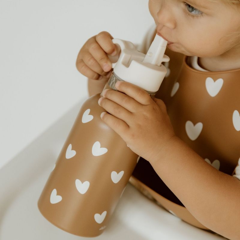 Bavoir en silicone Coeurs Caramel Atelier Wagram Ambiance 4