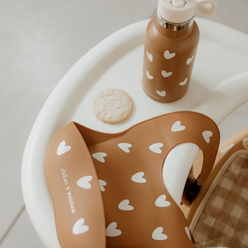 Bavoir en silicone Coeurs Caramel Atelier Wagram Ambiance 6