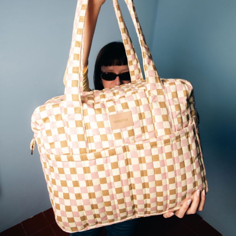 Sac à langer imperméable Yellow pink mosaic Hyde Park Nobodinoz Ambiance 3