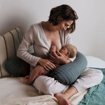 Coussin de grossesse Big Flopsy™ Fleur de coton gris mineral