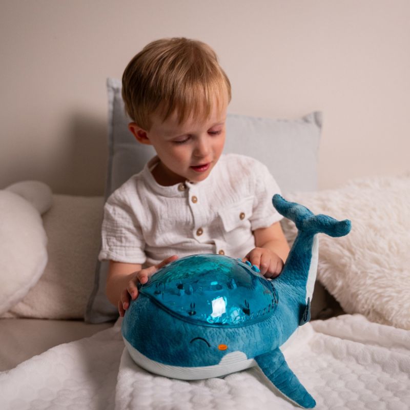 Veilleuse peluche Tranquil Whale Blue (rechargeable) Cloud B Ambiance 4