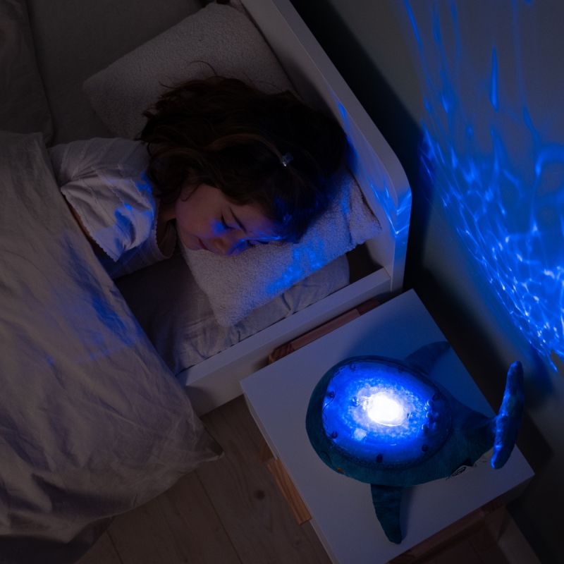 Veilleuse peluche Tranquil Whale Blue (rechargeable) Cloud B Ambiance 6