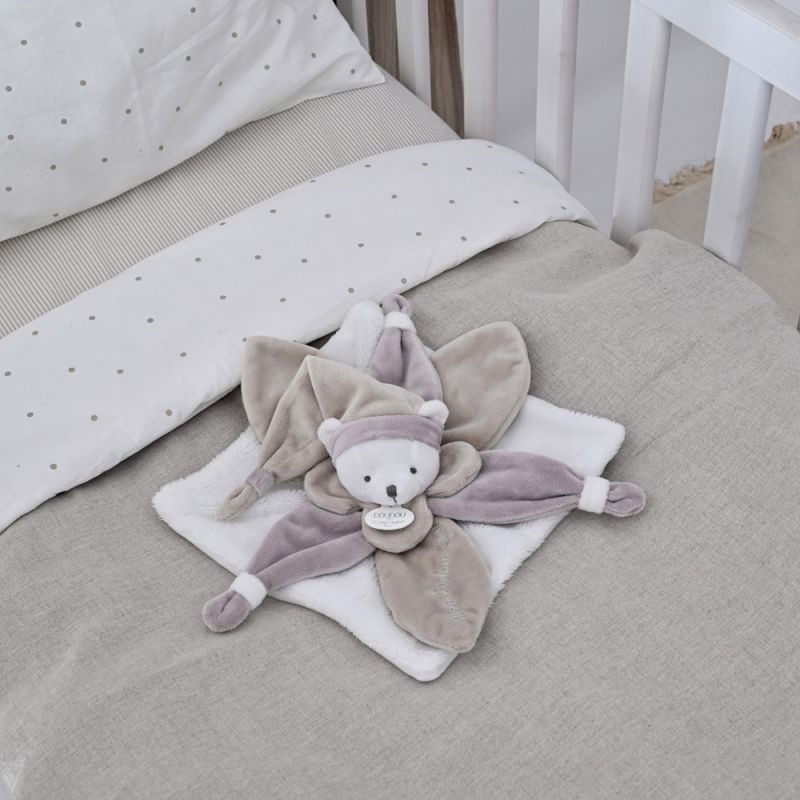 Image d'ambiance de présentation du produit Coffret doudou pétale J'aime mon doudou ours beige (24 cm) - Doudou et Compagnie