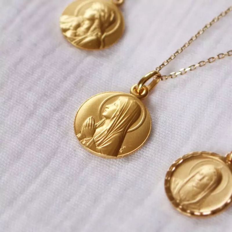 Pendentif médaille Vierge Ave Maria personnalisable (plaqué or) Petits trésors Ambiance 4