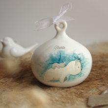 Boule de Noël en porcelaine Maman et bébé ours (personnalisable)  par Gaëlle Duval