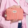 Trousse de toilette Leon Rayures Fines Rouge Hindbag Ambiance 2