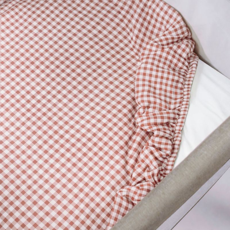 Drap housse pour berceau Praliné Vichy Moka (90x50 cm) Walking Mum Ambiance 2