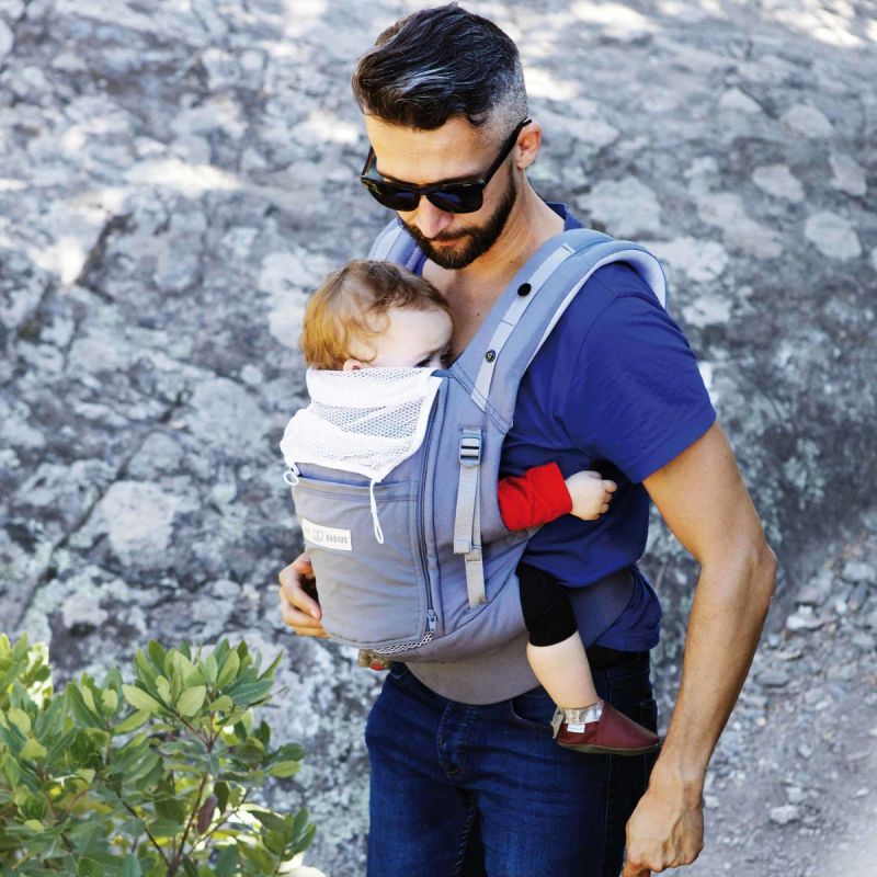 Image d'ambiance de présentation du produit Porte bébé PhysioCarrier en coton gris - Love Radius