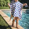 Poncho de bain Comme un bonbon Romy damier bleu BEBEL Ambiance 1