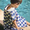 Poncho de bain Comme un bonbon Romy damier bleu BEBEL Ambiance 2