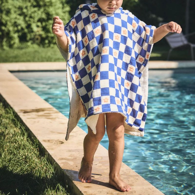 Poncho de bain Comme un bonbon Romy damier bleu BEBEL Ambiance 1