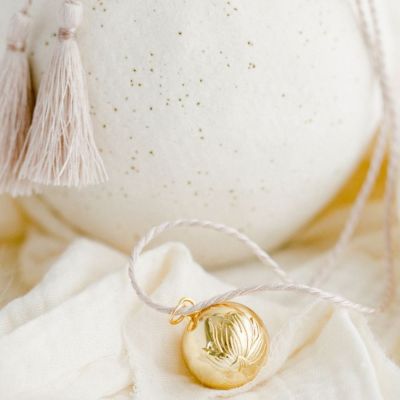Bola de grossesse Nymphéa cordon personnalisable (or jaune 18 carats)  par Pleine Lune