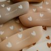 Bavoir en silicone Coeurs Latté Atelier Wagram Ambiance 4