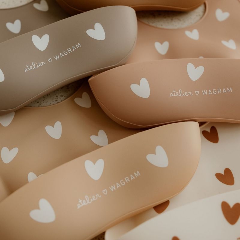 Bavoir en silicone Coeurs Latté Atelier Wagram Ambiance 4