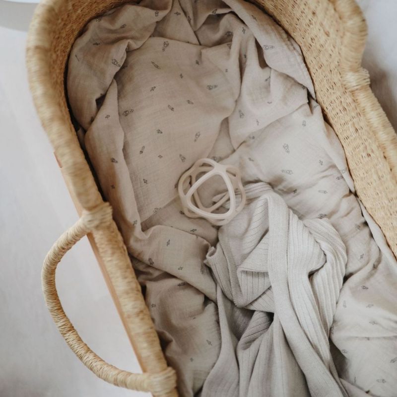 Coffret jeux d'éveil Mini Astronaut (7 pièces) Mushie Ambiance 3