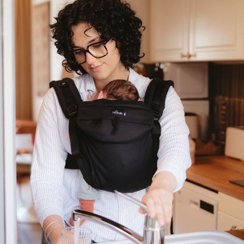Porte bébé préformé Néo Noir V3 NéoBulle Ambiance 5