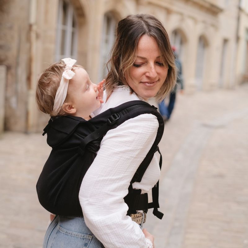 Porte bébé préformé Néo Noir V3 NéoBulle Ambiance 6