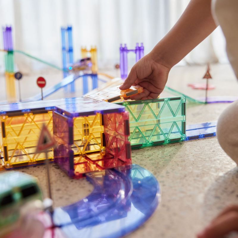 Grand kit de construction magnétique Circuit de voitures Pastel (80 pièces) Cleverclixx Ambiance 3