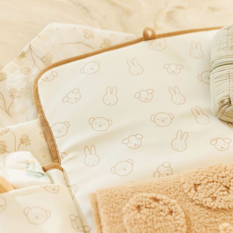 Tapis à langer nomade Miffy Jacquard Teddy Biscuit Jollein Ambiance 2