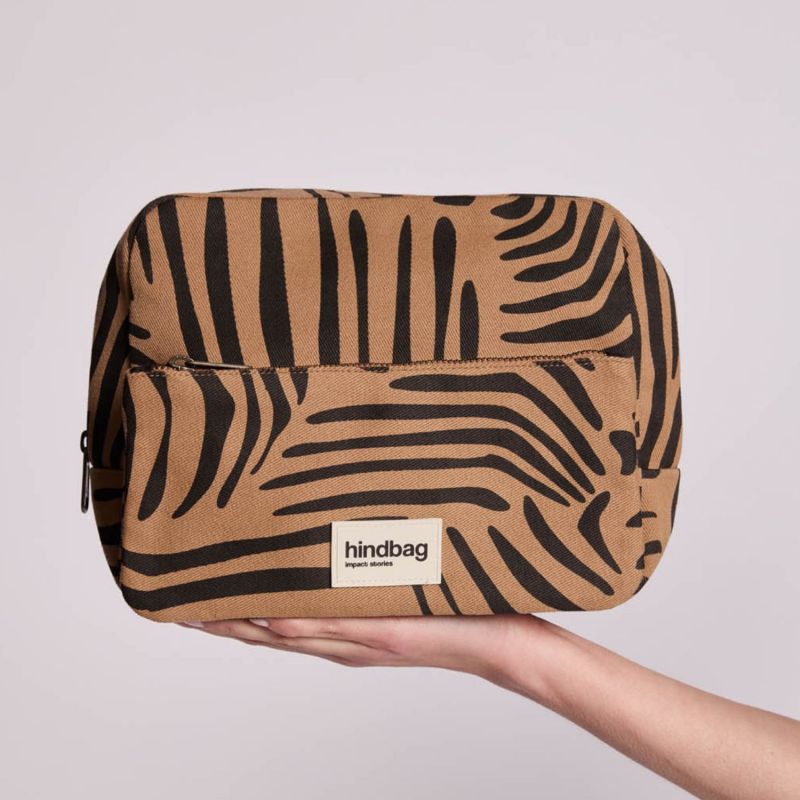 Trousse de toilette XL Alix Zèbre Cannelle Hindbag Ambiance 2