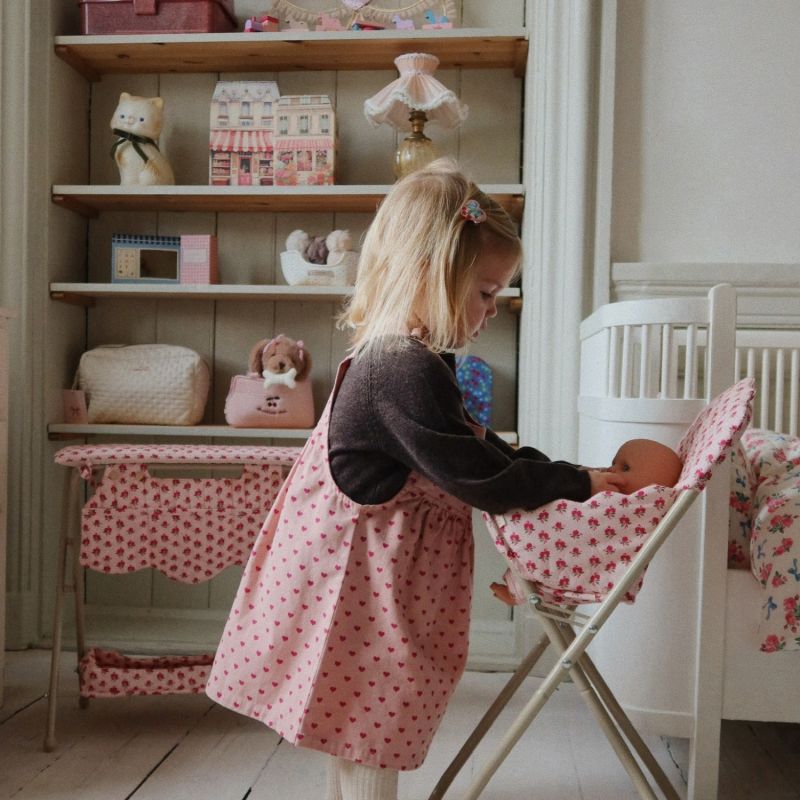 Chaise haute pour poupée Rosie Rose Konges Slojd Ambiance 3