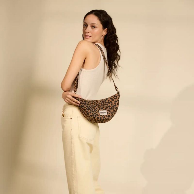 Sac banane Andrea Léopard Cannelle Hindbag Ambiance 2