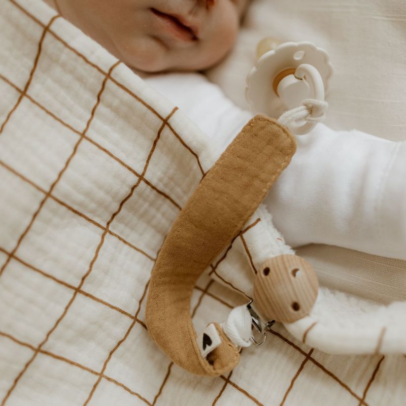 Attache tétine Gaze Camel (personnalisable) Atelier Wagram Ambiance 2