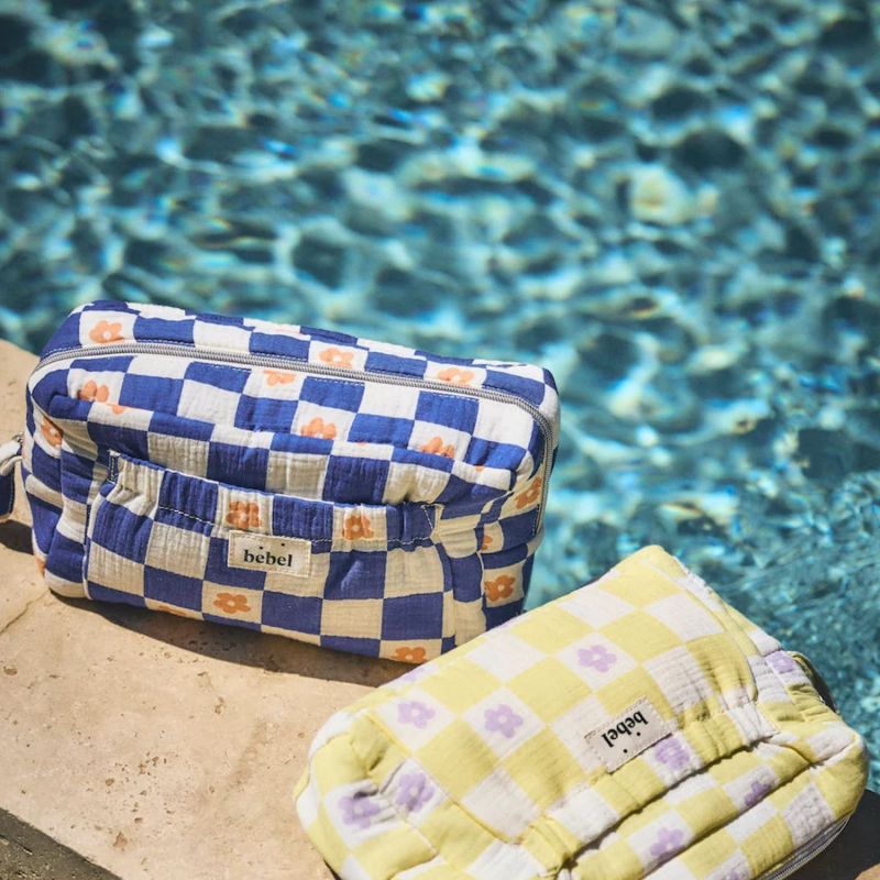 Trousse de toilette Comme un bonbon Romy damier bleu BEBEL Ambiance 2