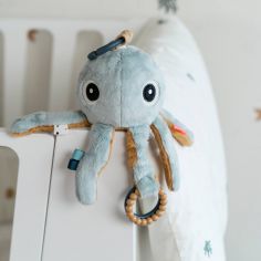 Peluche d'activités vibrante à suspendre Jelly Bleu