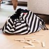 Sac à jouets 2 en 1 Noomad Original Stripes Black Play&Go Ambiance 7