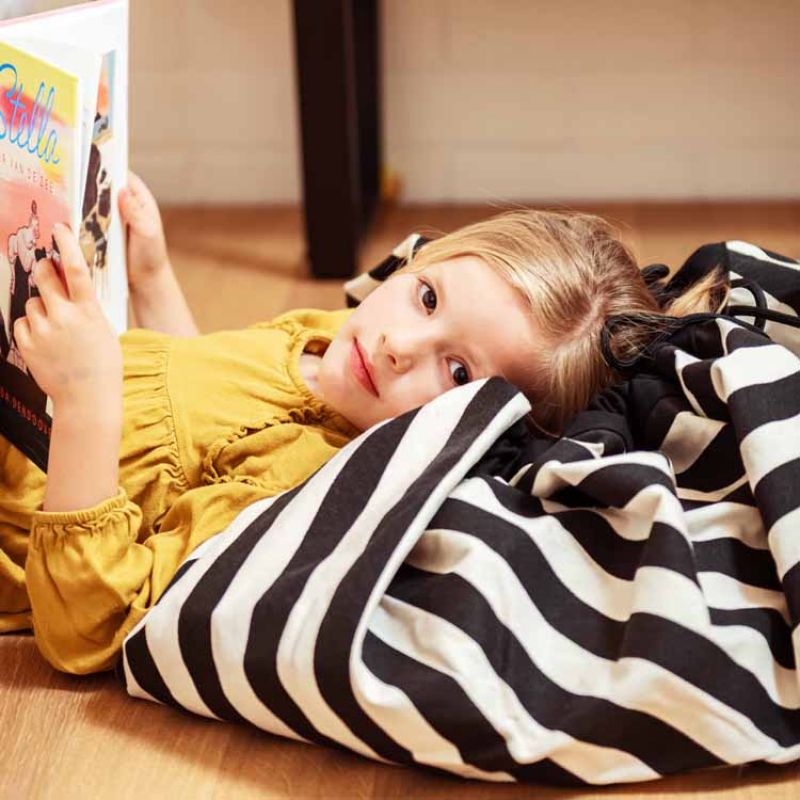 Sac à jouets 2 en 1 Noomad Original Stripes Black Play&Go Ambiance 2
