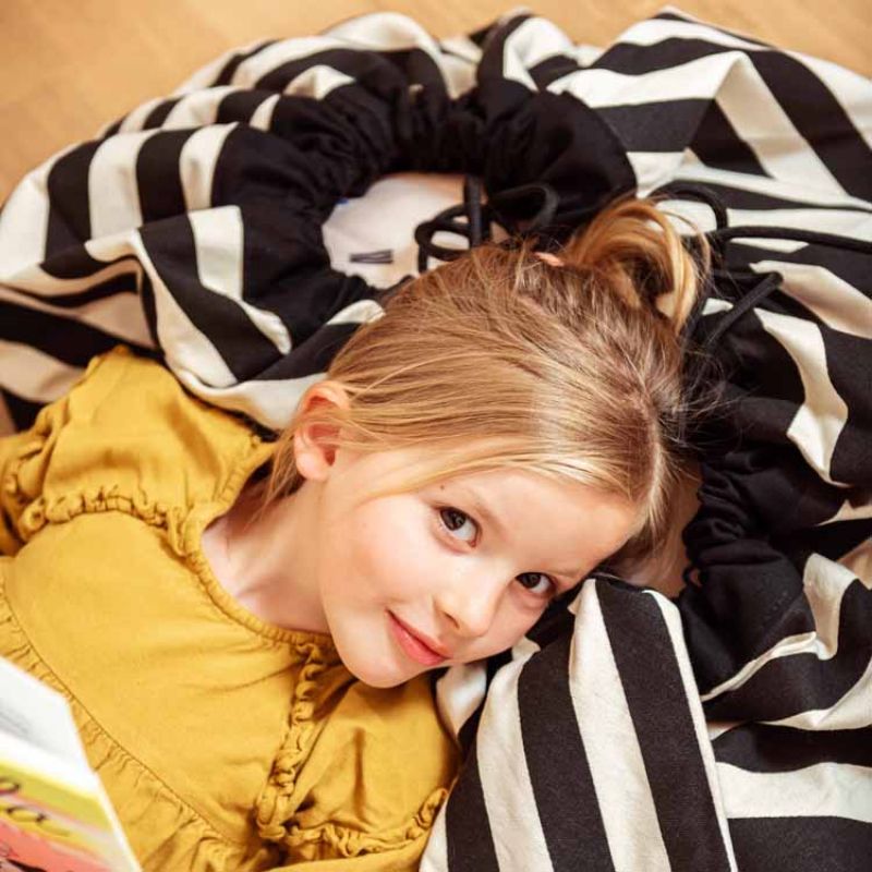 Sac à jouets 2 en 1 Noomad Original Stripes Black Play&Go Ambiance 4