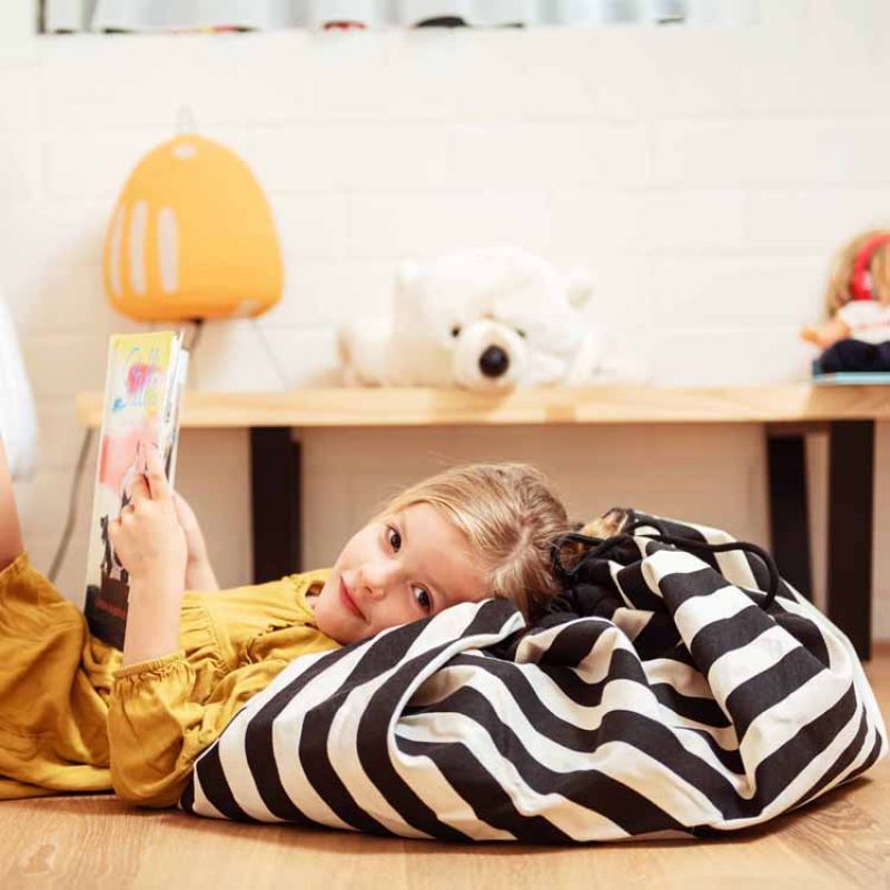 Sac à jouets 2 en 1 Noomad Original Stripes Black Play&Go Ambiance 5