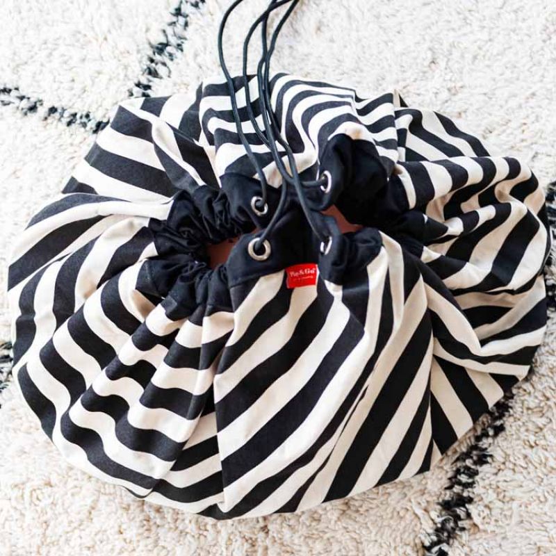 Sac à jouets 2 en 1 Noomad Original Stripes Black Play&Go Ambiance 6