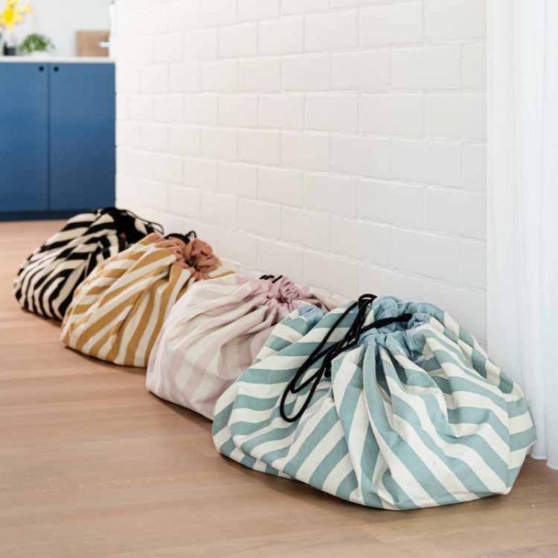 Sac à jouets 2 en 1 Noomad Original Stripes Black Play&Go Ambiance 9