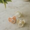 Sucette orthodontique en silicone Binky Bow Oat White (0 mois et +) Elodie Details Ambiance 8