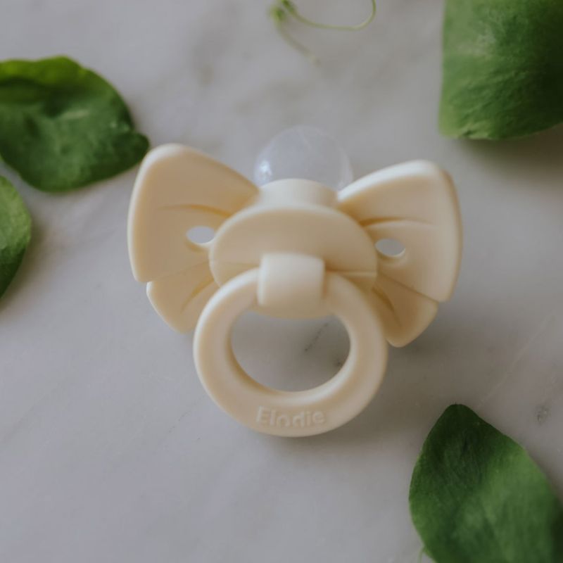 Sucette orthodontique en silicone Binky Bow Oat White (0 mois et +) Elodie Details Ambiance 2
