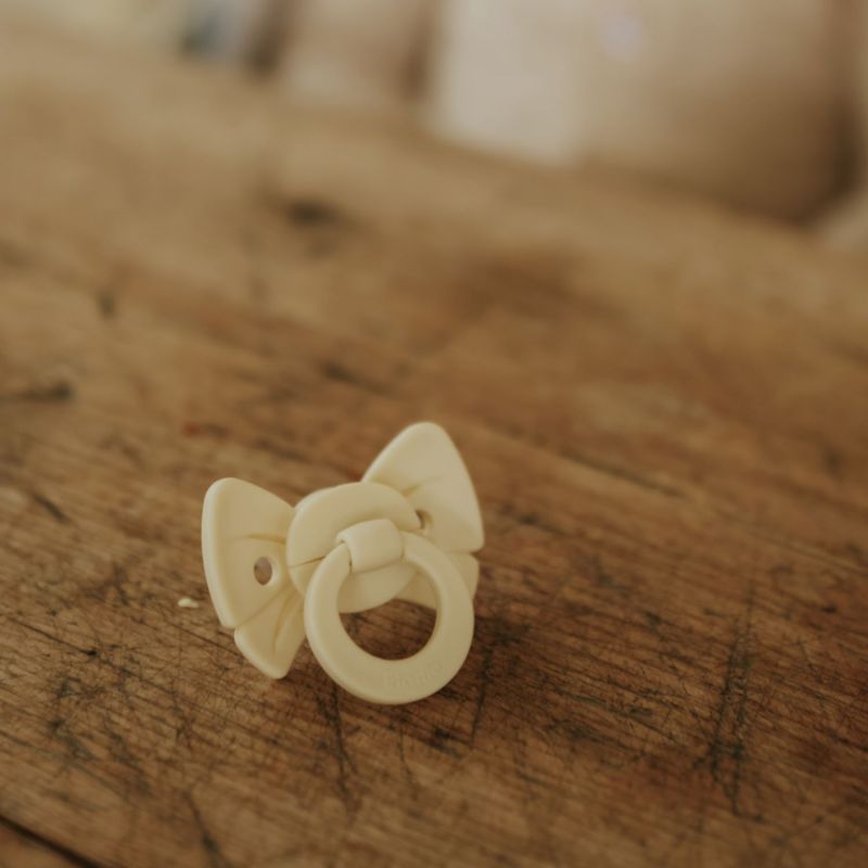 Sucette orthodontique en silicone Binky Bow Oat White (0 mois et +) Elodie Details Ambiance 5