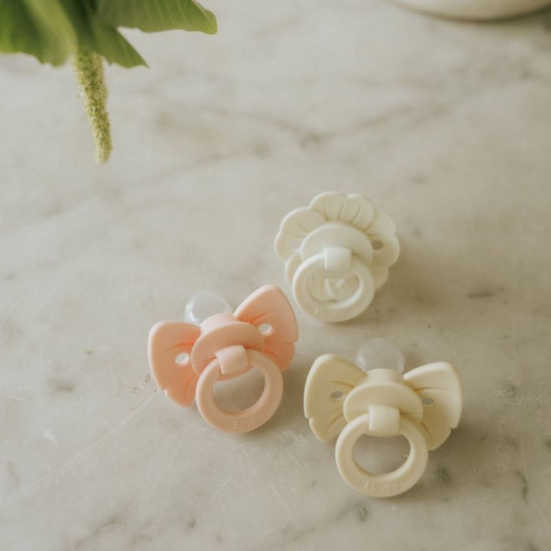 Sucette orthodontique en silicone Binky Bow Oat White (0 mois et +) Elodie Details Ambiance 8