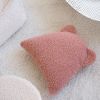Coussin ours Guava Pink molletonné Wigiwama Ambiance 3