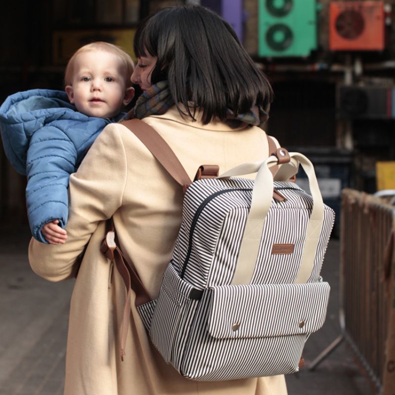 Sac à dos à langer Georgi Eco Rayures blanc et marine Babymel Ambiance 9