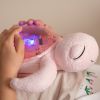 Veilleuse peluche Tranquil Turtle™ Rose (rechargeable)  par Cloud B