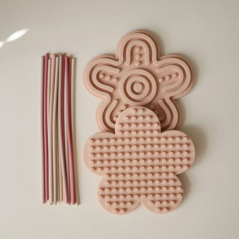 Jouet sensoriel en silicone Flower Pastel Mushie Ambiance 4