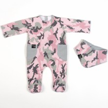 Set cadeau naissance 2 pièces Camouflage rose (3 mois : 60 cm)  par Walking Mum