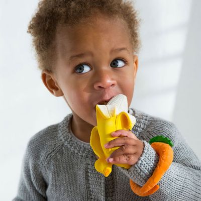 Jouet de dentition bébé Ana la banane en latex d'hévéa (Oli and Carol) - Image 3