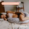 Coussin de maternité Buddy Leopard Cream Doomoo Ambiance 2