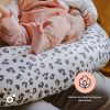 Coussin de maternité Buddy Leopard Cream Doomoo Ambiance 6